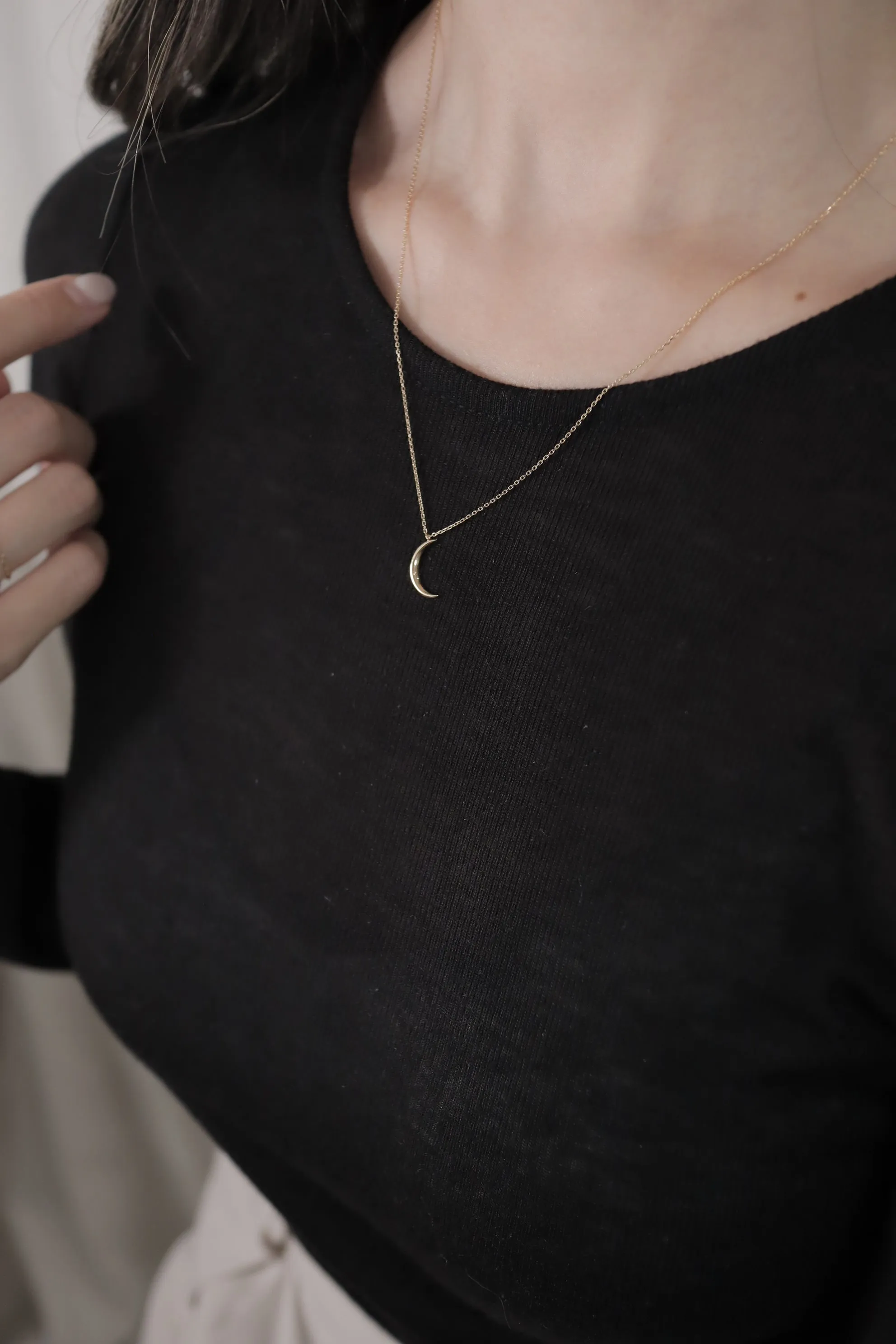 14K Solid Gold Crescent Moon Necklace – Minimalist Elegance