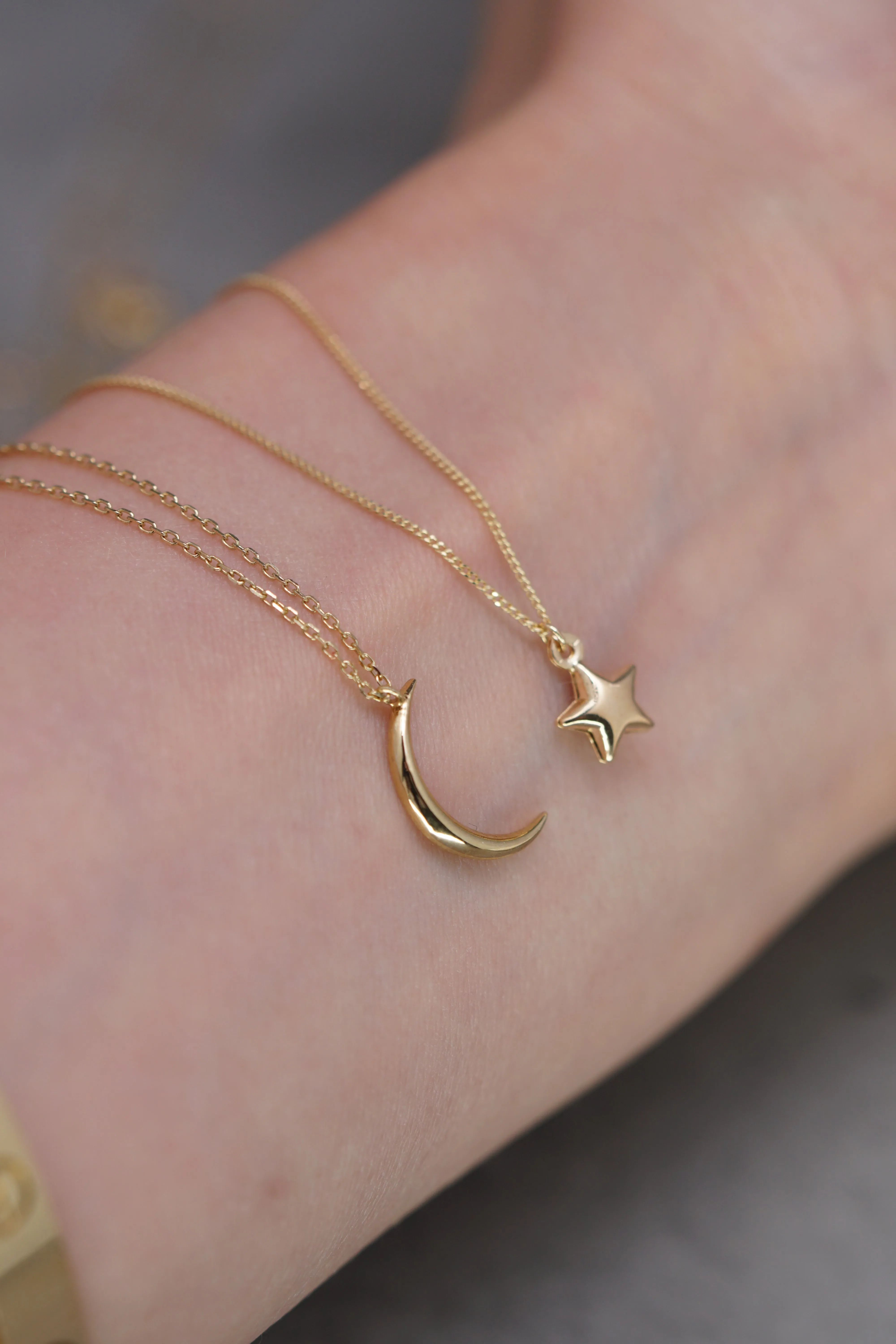 14K Solid Gold Crescent Moon Necklace – Minimalist Elegance