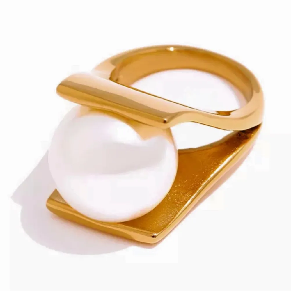 Nola Big Pearl Statement Ring