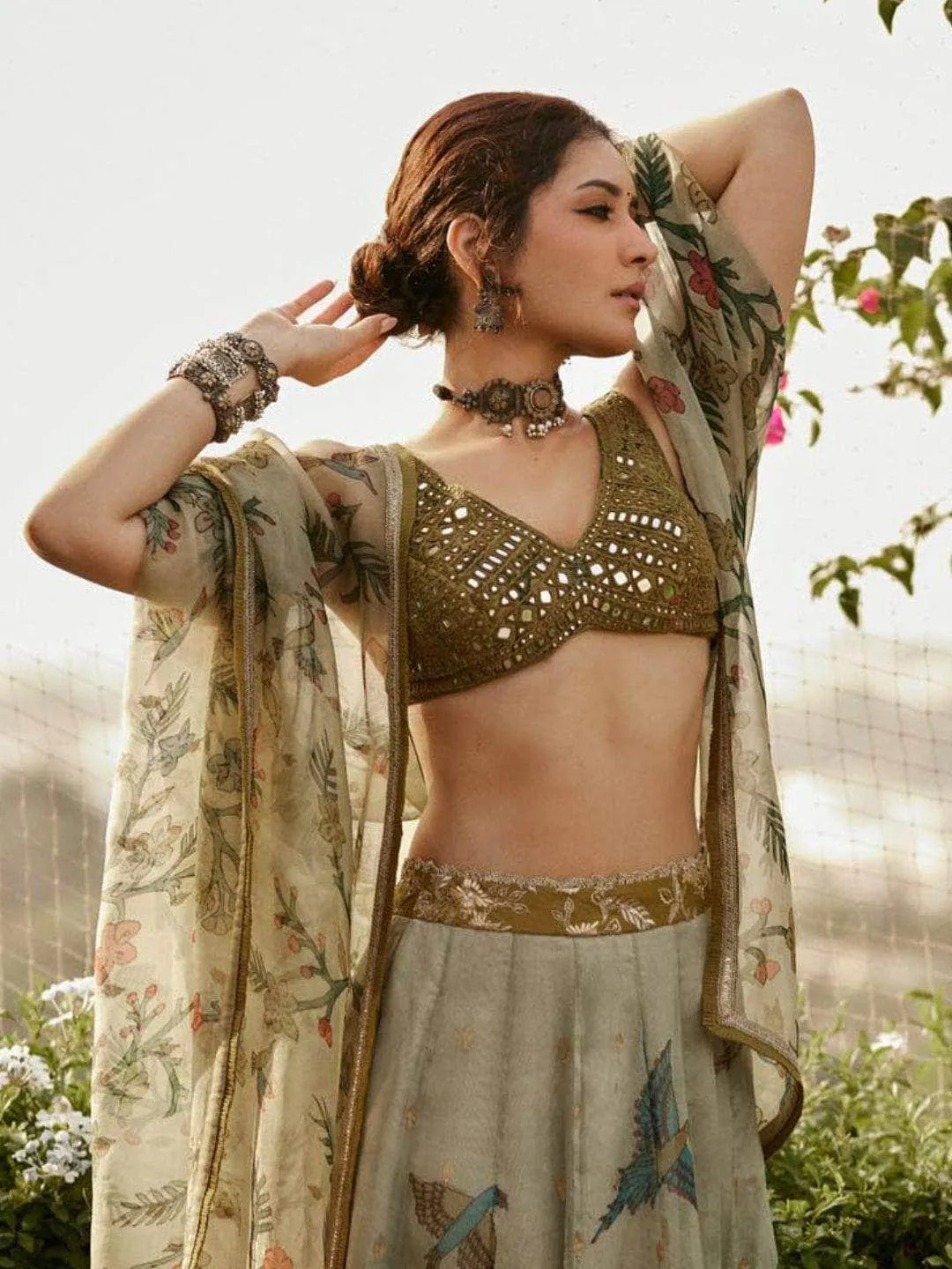 Raashii Khanna In Oxidised Tribal Bangle With Flowers